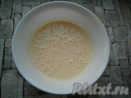 Взбить яйца миксером до пышной, светлой пены, далее, понемногу добавляя сахар и ванильный сахар, продолжать взбивать еще минут 5. Масса должна получиться плотной, пышной, без крупинок сахара.