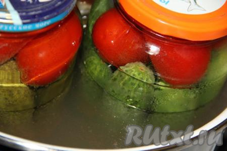 Поставить баночки в большую кастрюлю (предварительно на дно кастрюли можно положить тряпочку, сложенную в несколько раз), налить тёплую воду так, чтобы она перекрывала больше чем половину высоты банок. Поставить кастрюлю на огонь и довести до кипения на среднем огне, стерилизовать ассорти с момента закипания 15 минут.