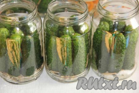 Огурчики лучше замочить на пару часов (можно на ночь) в холодной воде. Затем хорошо вымыть огурцы. Плотно утрамбовать огурчики в банку. Огурчики желательно выбирать среднего размера.