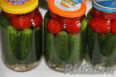 Затем всыпать соль, сахар и влить уксус. Залить банки родниковой или фильтрованной водой до самого верха. Накрыть прокипяченными крышками.