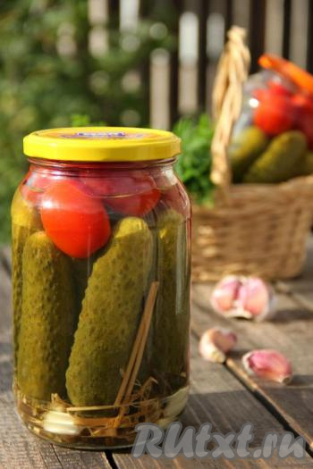 Аккуратно достать банки из горячей кастрюли и закрутить крышками. Перевернуть банки, укутать в одеяло и оставить до полного остывания. Вот такое красивое и аппетитное ассорти получилось. Надеюсь, рецепт&nbsp; приготовления огурцов, маринованных с помидорами, вам понравится. Зимой такая заготовка станет&nbsp; наивкуснейшим дополнением ко многим блюдам.