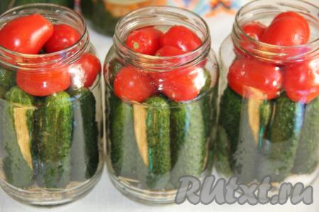 Поверх огурцов выложить предварительно вымытые помидоры. Помидоры для этого рецепта&nbsp;лучше брать небольшие по размеру, плотные, мясистые, идеально подойдут сорта черри, "дамские пальчики".