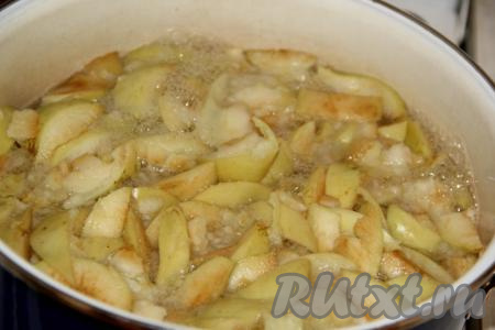 Поставить кастрюлю на средний огонь и варить яблоки до размягчения (мои яблоки размягчились минут через 5).&nbsp;
