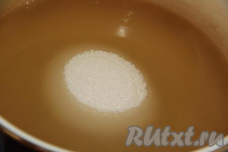 Процеженную жидкость измерить, вылить в кастрюлю, добавить сахар в нужной пропорции (на каждый литр сока потребуется 750 грамм сахара).