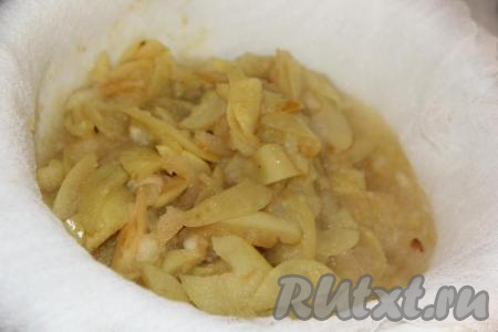 Дуршлаг выстелить несколькими слоями марли. Откинуть яблоки на дуршлаг. Нам будет нужна жидкость от яблок, мякоть и жмых мы выкинем. Дать хорошо стечь всей воде.