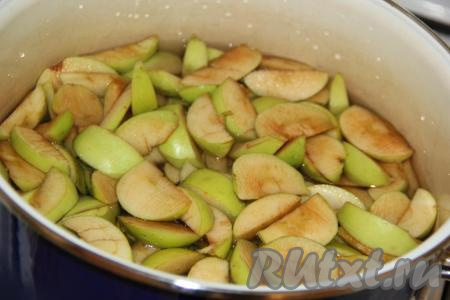 В результате должен получиться 1 килограмм нарезанных яблок, выложить их в кастрюлю и залить холодной водой так, чтобы вода чуть накрыла яблоки.&nbsp;