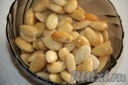 Затем откинуть орехи на дуршлаг и очистить от шкурки.