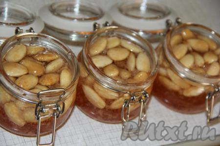 Разлить горячее яблочное желе по стерильным банкам и закрыть прокипяченными крышками, оставить до полного остывания, а затем убрать в прохладное место на хранение. У меня получилось 3 баночки по 300 мл и немного на пробу.