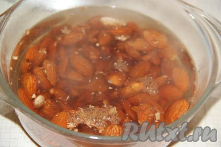 Пока наш сироп варится, нужно подготовить орехи. Если используете миндаль, тогда его нужно предварительно залить крутым кипятком и оставить на пару минут.