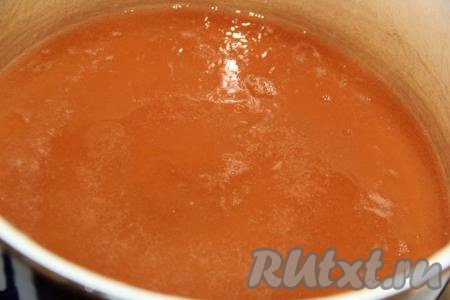 Поставить кастрюлю на огонь и уваривать в течение 1 часа при сильном кипении (!), не забывая снимать пену.