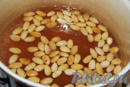 За 2-3 минуты до окончания варки добавить лимонную кислоту и орехи. Я добавила орехи целиком.