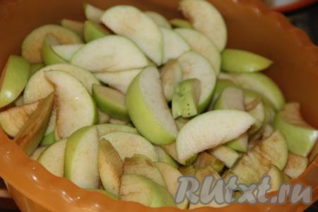 Яблочки вымыть, нарезать крупными дольками, удалить семечки. Чистить яблоки не нужно!