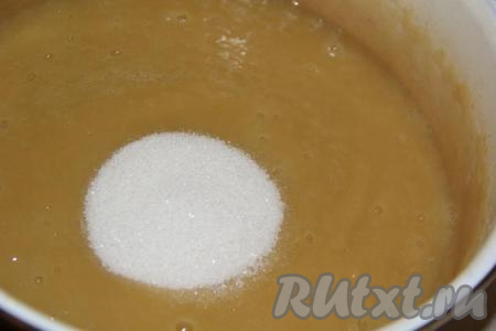 Всыпать в кастрюлю сахар.