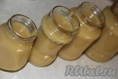 Горячее пюре разлить по стерильным банкам.