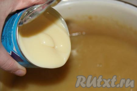 Затем добавить сгущённое молоко.