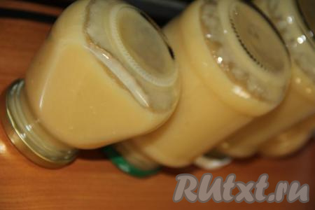 Закрутить банки прокипяченными крышками, перевернуть, укутать баночки с пюре в одеяло и оставить до полного остывания, а затем убрать на хранение в прохладное место. У меня получилось 2 баночки по 300 мл, 1 банка - 550 мл и 1 банка - 800 мл. Еще немного осталось на пробу.