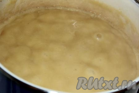 Хорошо перемешать и поставить на небольшой огонь. Варить яблочное пюре со сгущенкой с момента закипания 5 минут, иногда помешивая.