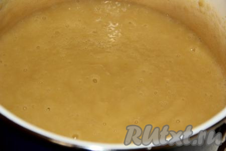 Как только яблоки станут мягкими, снять кастрюлю с огня и пробить яблоки в пюре с помощью погружного блендера. Яблочное пюре должно стать однородным, без комочков.