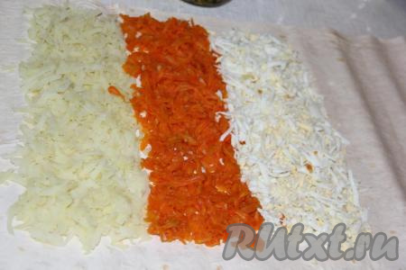 Яйца очистить, натереть на тёрке и выложить рядом с морковью (как на фото).