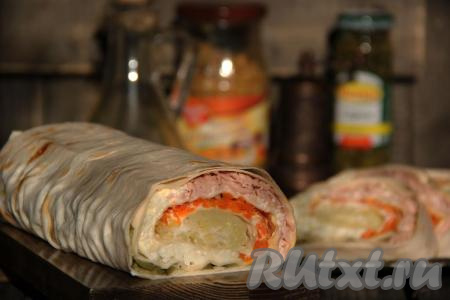 Затем переложить аппетитный, вкусный, сытный рулет на разделочную доску, нарезать на кусочки, выложить на тарелку и подать к столу. Рулет из лаваша с варёной колбасой и овощами - отличная закуска, которая&nbsp;может&nbsp;украсить стол и в будни, и в праздники.