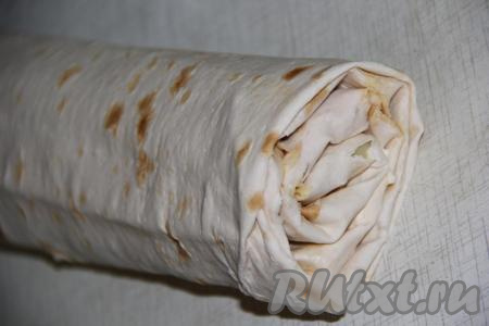 Готовый рулет с вареной колбасой завернуть в фольгу и убрать в холодильник на 1 час для пропитки.