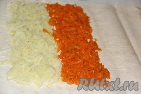 Отварную морковь очистить и натереть на крупной тёрке. Выложить полоску моркови рядом с картофелем. Все полоски должны быть, примерно, одинаковой ширины и длины, при этом края лаваша должны оставаться чистыми.