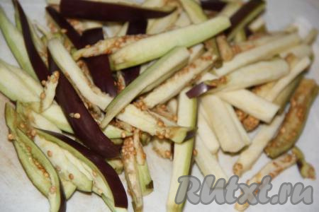 Баклажан вымыть и нарезать длинными брусочками.