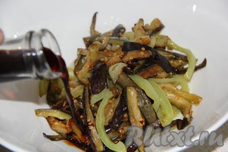 Выложить жареные баклажаны с перцем в глубокий салатник. Добавить в тёплые овощи соевый соус и хорошо перемешать салат.