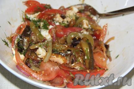 Аккуратно перемешать салат и подать к столу. Солить салат не нужно, соевый соус даст достаточно соли.