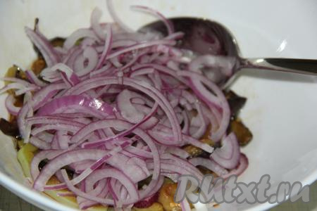 Красный лук очистить и нарезать тонкими полукольцами. Добавить лук в салатник и перемешать с овощами.