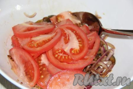 Помидоры вымыть и тонко, но крупно нарезать. Добавить дольки помидора в салат и перемешать.