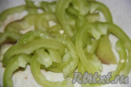 Болгарский перец вымыть и, удалив плодоножку и семена, нарезать длинными полосками.