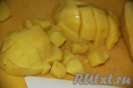Картофель очистить и нарезать на кубики.