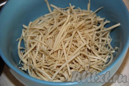 Затем добавить яичную лапшу и очищенные креветки (если вы готовите с ними), довести до кипения и уменьшить огонь. Варить  до готовности лапши (яичная лапша готовится очень быстро - минуты 3).