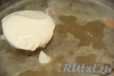 Добавить в суп&nbsp;плавленный сыр, перемешать. Проварить сырный суп с морепродуктами до полного растворения сыра (пару минут).