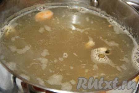 Добавить в горячий бульон мидии и картофель, довести суп до кипения и варить минут 10 на среднем огне.