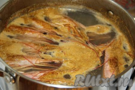 После закипания убрать пену, убавить огонь и варить 15 минут. Готовый бульон процедить. Если вы готовите с головами лангустинов - их можно выкинуть, если с креветками - их нужно очистить и отставить в сторону.