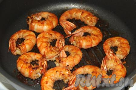 Жарить лангустины на среднем огне с двух сторон (примерно, по 3 минуты с каждой стороны).