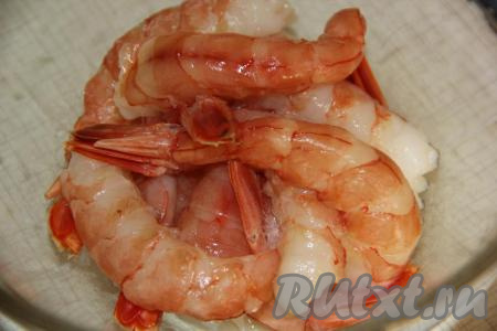 Очистить лангустины от голов и панциря, затем готовое филе с хвостиками выложить в глубокую миску и промыть в холодной воде.