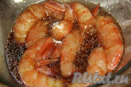 Лангустины хорошо перемешать с получившимся маринадом, чтобы они полностью искупались в нём. Оставить на 30 минут, можно и на пару часиков, чтобы лангустины хорошо промариновались.