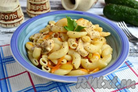 Макароны с куриным филе и овощами