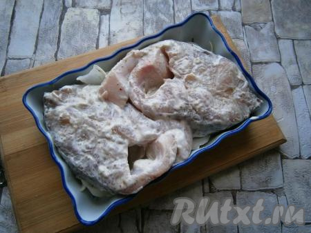 На лук выложить стейки рыбы.