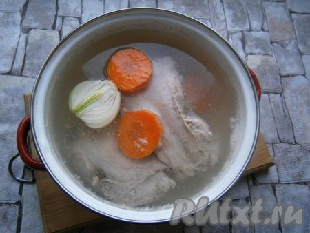 Поставить кастрюлю на средний огонь, довести воду до кипения. Затем нужно тщательно, с помощью шумовки, убрать пену. Добавить в кастрюлю целую или разрезанную на 2 части очищенную луковицу и крупные части очищенной сырой моркови.