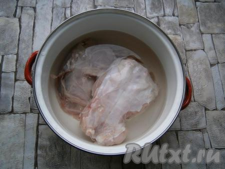 Любые части кролика хорошо вымыть, поместить в кастрюлю, залить холодной водой.
