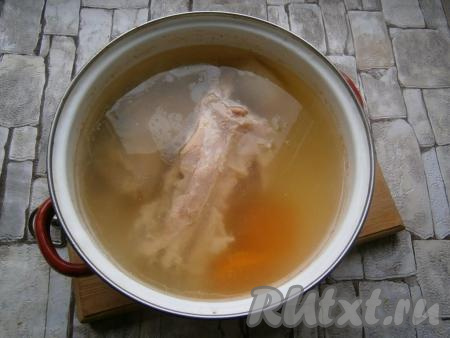 Огонь убавить до минимального. Варить мясо при слабом кипении под прикрытой крышкой около 1,5 часов. Чтобы бульон у вас получился прозрачным, не допускайте сильного кипения! Солить бульон нужно, приблизительно, за 10 минут до конца варки. Снять с огня.