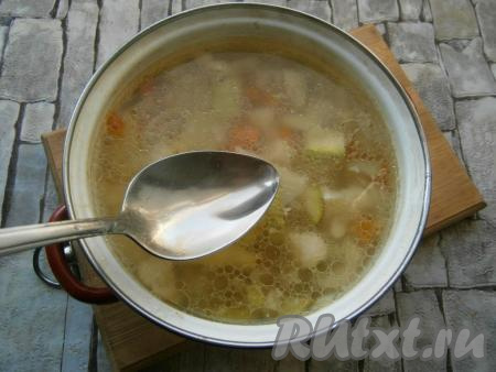 Поставить кастрюлю на средний огонь, довести до кипения. Убрать пену, посолить овощной суп по вкусу, влить немного растительного масла.