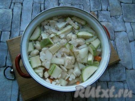 Сюда же добавить и нарезанный кусочками кабачок (молодой кабачок можно готовить, не очищая от кожуры и семечек). Залить овощи холодной водой.