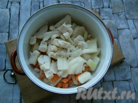 Добавить очищенную и нарезанную кусочками луковицу и нарезанные соцветия цветной капусты.