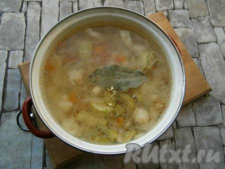 Далее варить суп на слабом огне с прикрытой крышкой около 40-45 минут. За 10 минут до окончания варки добавить в суп лавровый лист и чуточку специй для первых блюд.