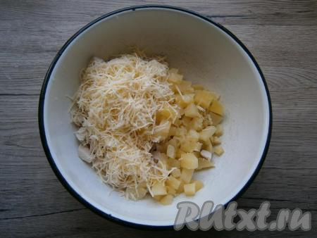 Сыр натереть на средней терке и добавить его в салат из курицы, ананасов и картошки.
